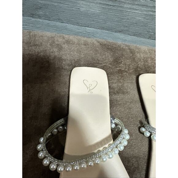 Windsor Women's Size 7.5 Rhinestone Faux Pearl 2 Strap Tan Flat Sandal - Picture 3 of 8